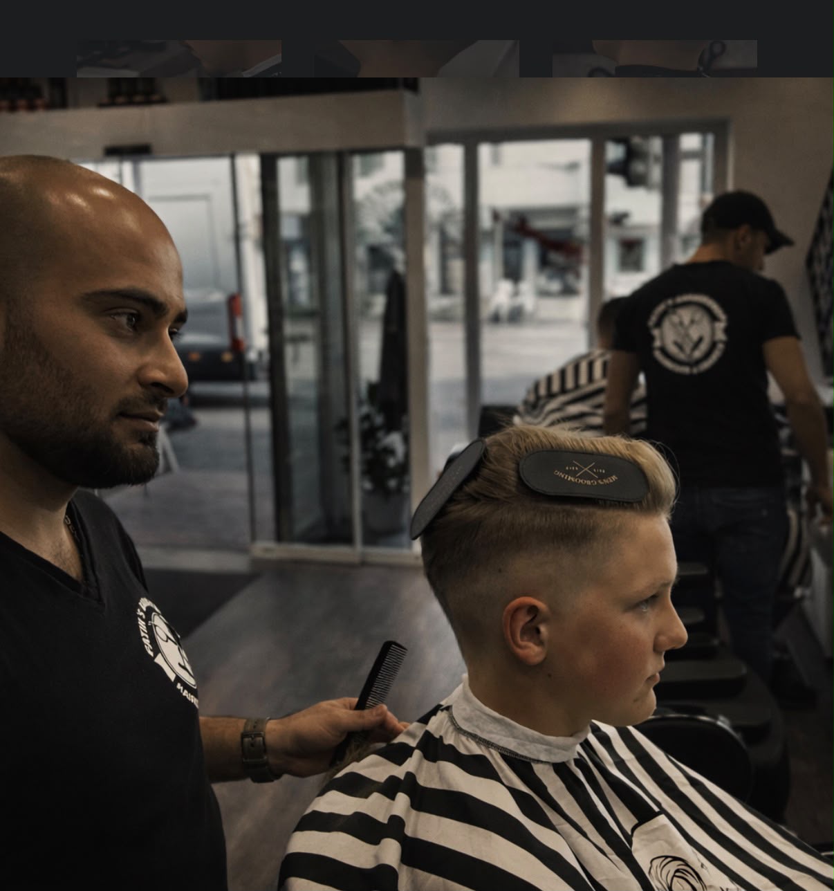 Barbier von Fatih's Barbershop bei der Arbeit
