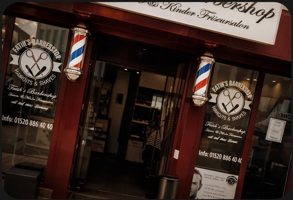 Eingang von Fatih's Barbershop in Griesheim mit Barberpole