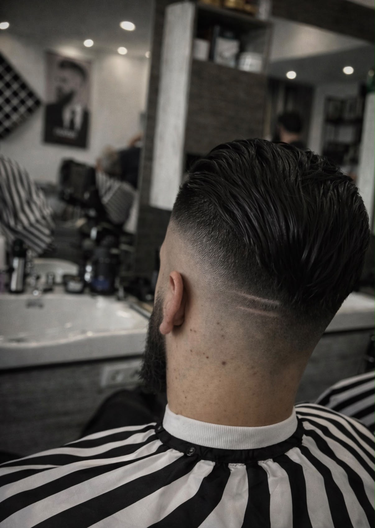 Slick-Back-Frisur mit sauberem Fade