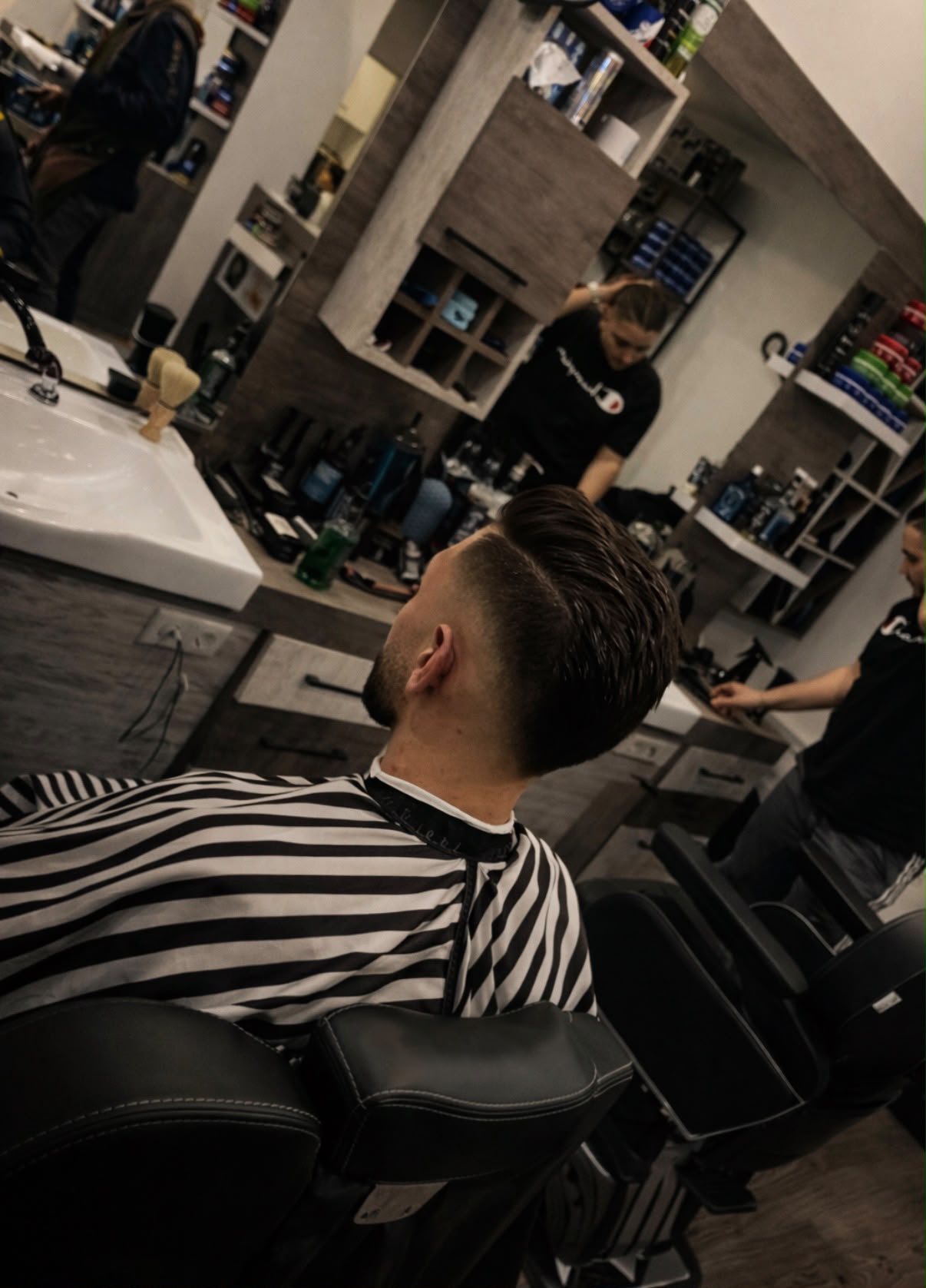 Innenraum des Barbershops mit Barberstühlen
